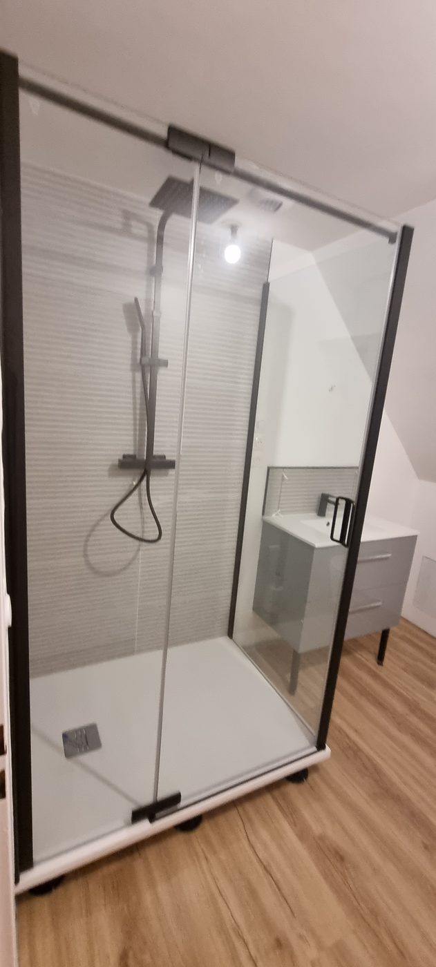 Salle de bain avec douche à l'italienne