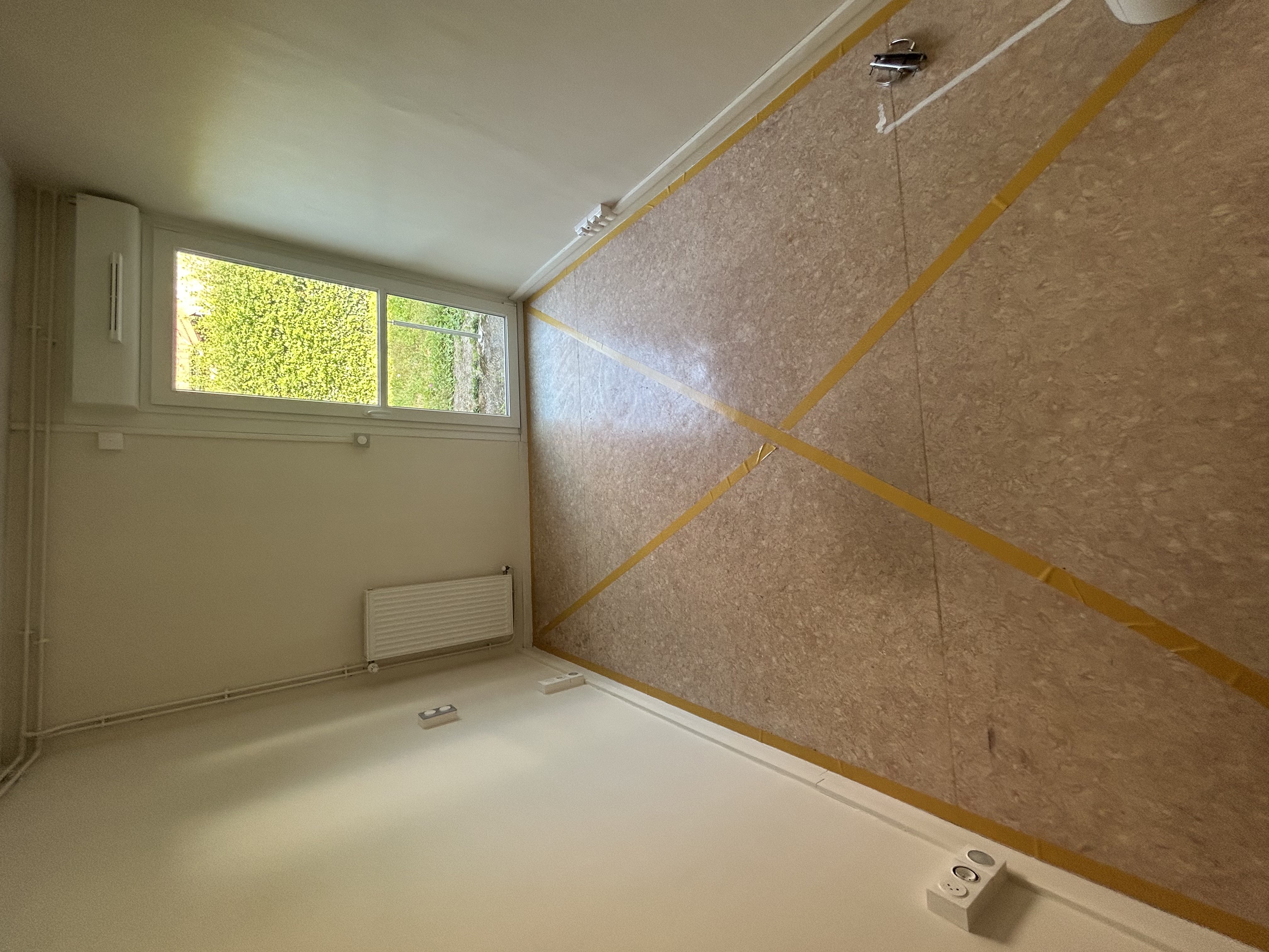 Préparation de pose de sol en rouleau chambre 