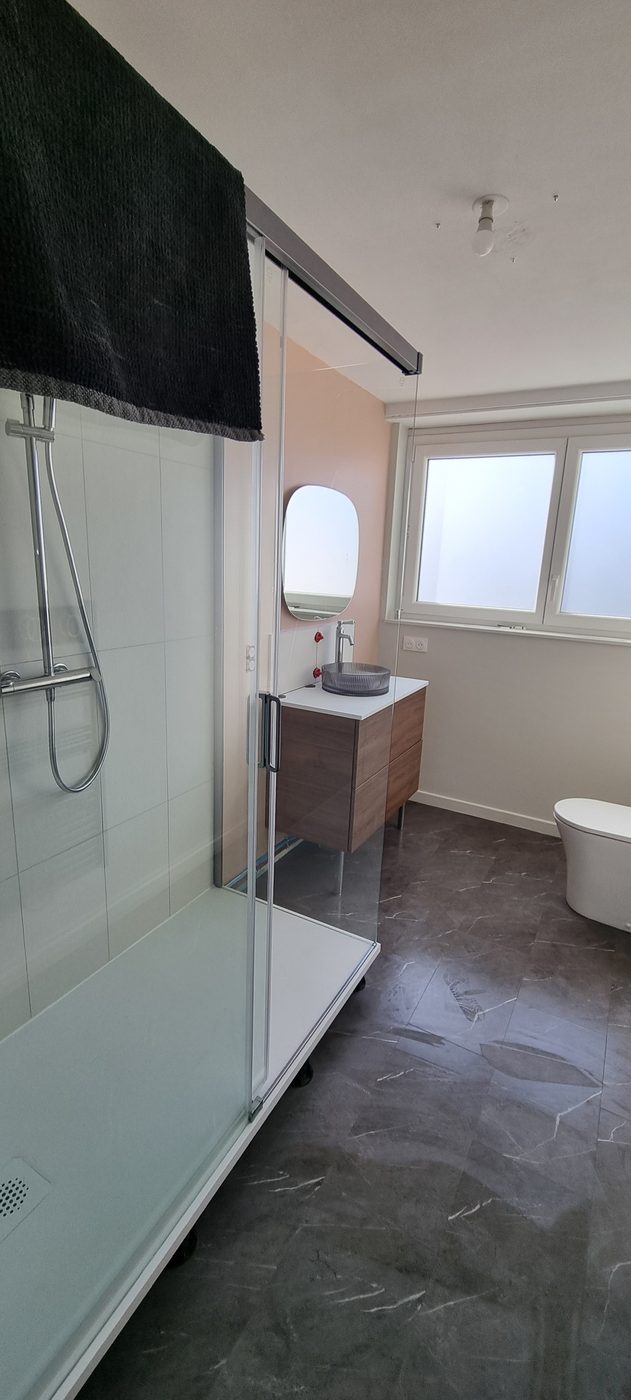 Salle de bain contemporaine rénovée