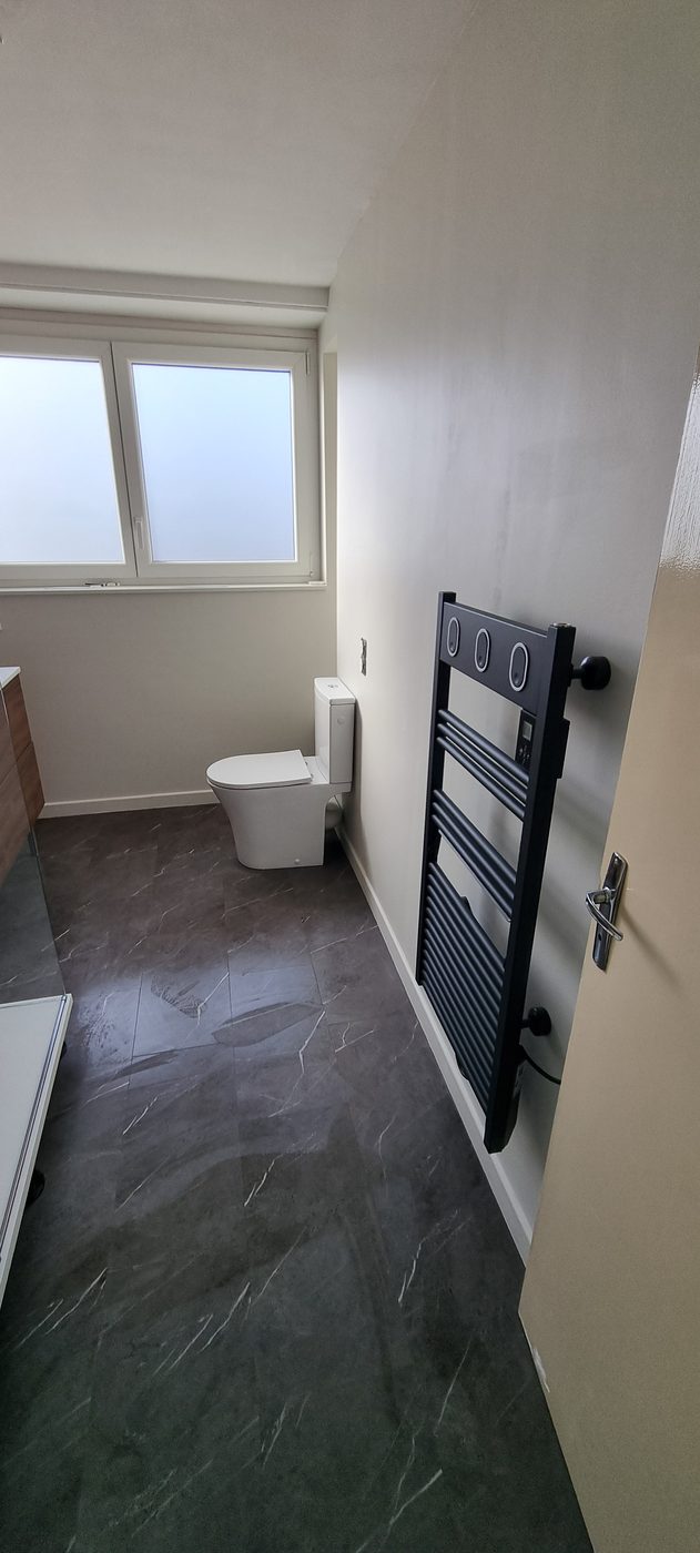 WC et sèche-serviettes