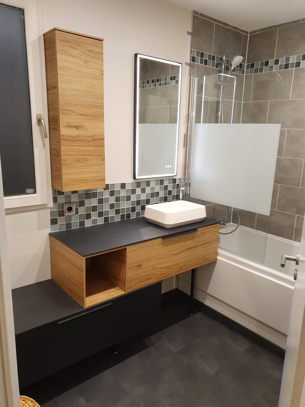 Salle de bain bois et mosaïque